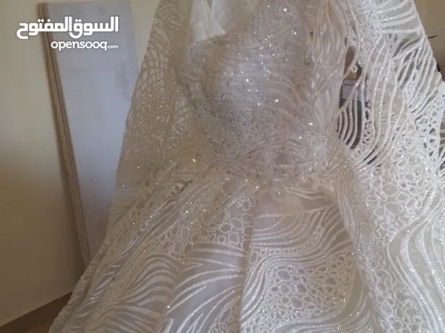 فستان زفاف جديد استعمال مرة واحدة فقط للبيع بسعر مغري