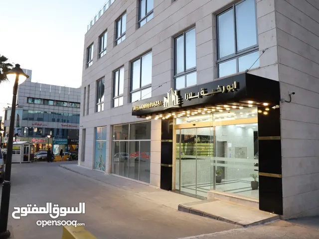 محل مساحة 25 متر في موقع مميز داخل مجمع تجاري فخم بالقرب من الباب للايجار