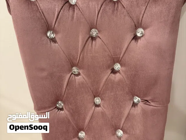 كرسي راقي من مخمل عليه عليه فصوص وشنطة kinzo للطلعات
