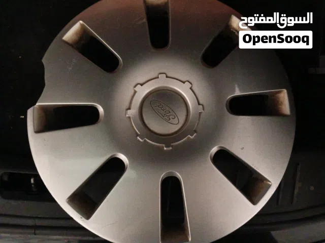غطاء عجل طاسه فورد فوكس 2006 كسر خفيف 5 دينار