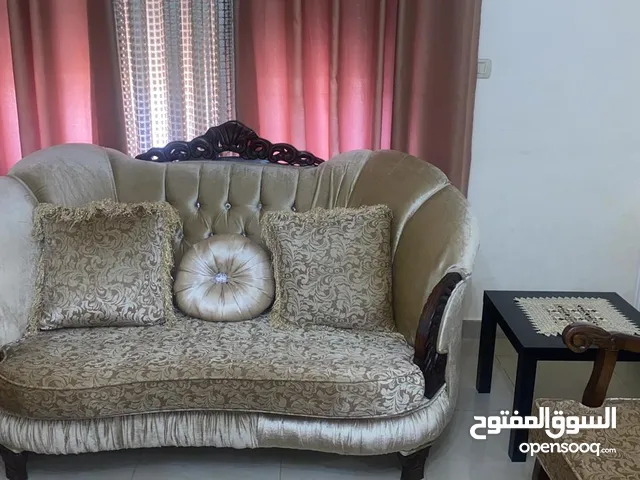 غرفة ضيوف مع سجاده وبردايه مع خزاين ملابس للبيع الرجاء قراءة الاعلان جيدا قبل الاتصال
