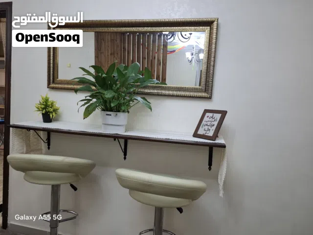 ديكور مكون من رف ومرايه