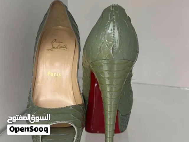 حذاء نسائي فاخر