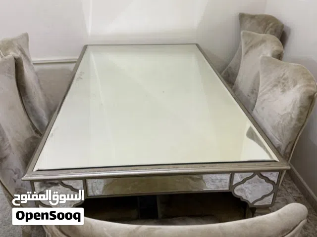 طاولة طعام للبيع مع 6 كراسي بحالة جيدة جدا