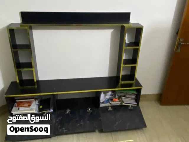 ميز تلفزيون مع رفوف