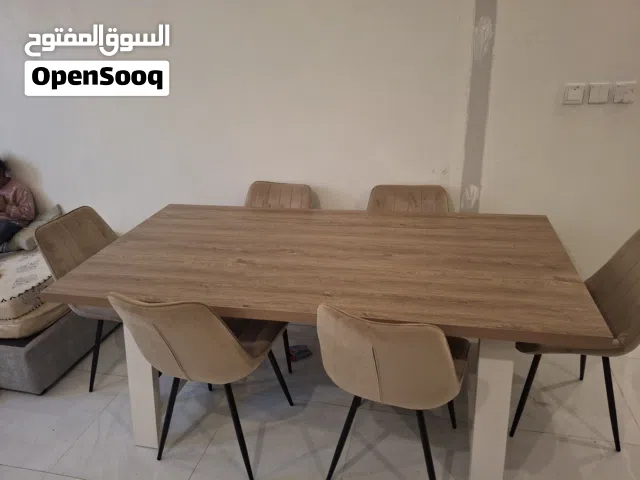 طولة طعام مع 6كرسي قطيفه وبوفيه مستعمله نظيفه جدا