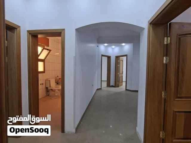 يوجد عقار شقة خدمية و مكتبية وإدارية للإيجار في مدينة طرابلس منطقة زناته في طريق زناته جديده