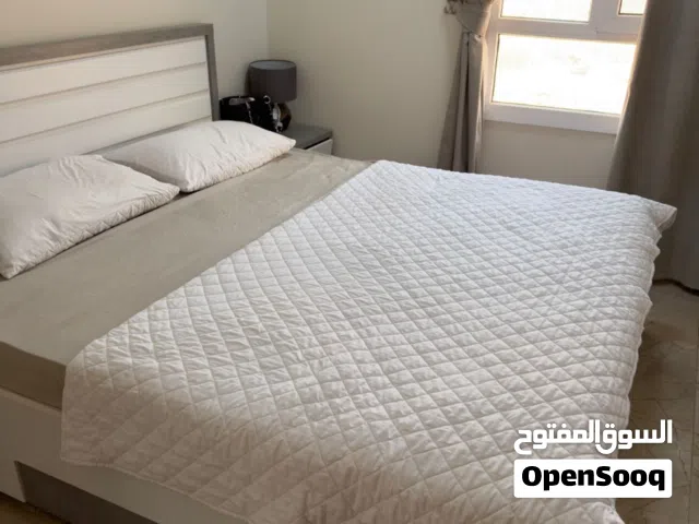سرير شخصين مع مرتبه وطاوله جانبيه ب 100 ريال