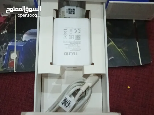 هاتف تكنو سبارك الأزرق مع علبة وشاحن - استعمال جيد بسعة 256 جيجابايت قابل للتفاوض