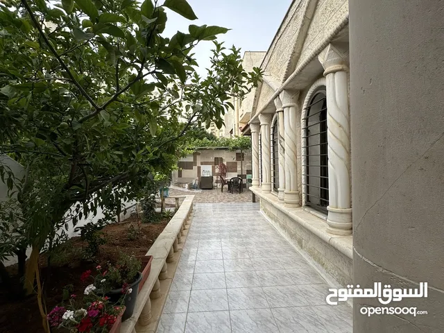 فيلا للبيع / بيادر وادي السير / بموقع مميز و إطلاله فاخره على شارعين وقريبه من الخدمات