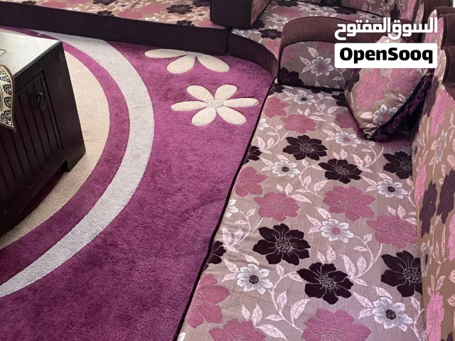 طقم جلسة عربيه مع طاولة تلفزيون مع سجاده استعمال خفيف جدا