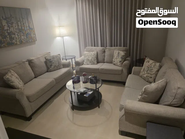 أثاث و أجهزة بحالة ممتازة
