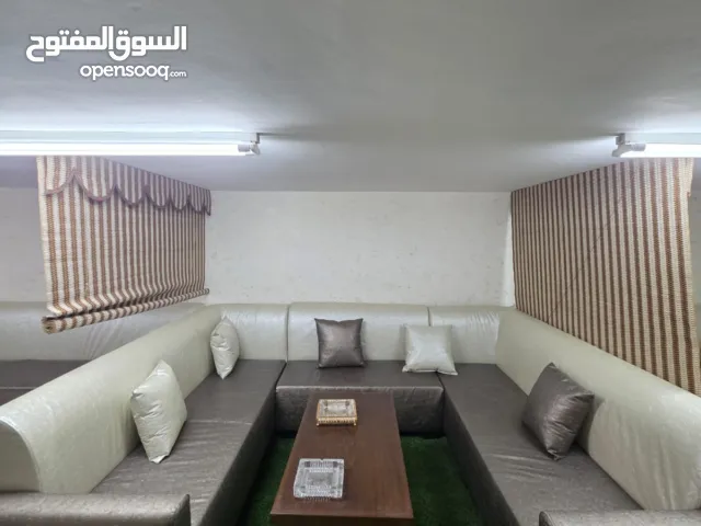 اعلان كنب مطاعم بجودة ممتازة مع طاولة خشب عدد 3 و برادي