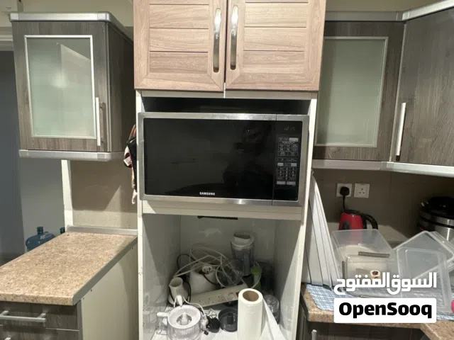 دولاب مطبخ عملي مع مكان فرن و المايكرويف