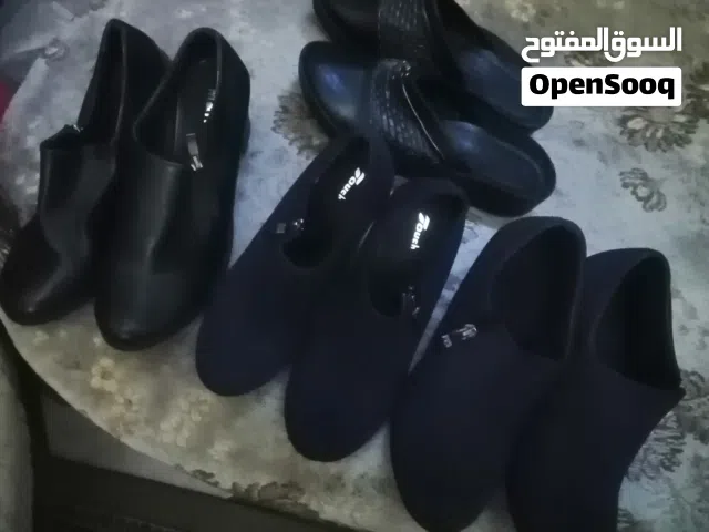 يوجد شباشب واحذية حريمي جديدة للبيع