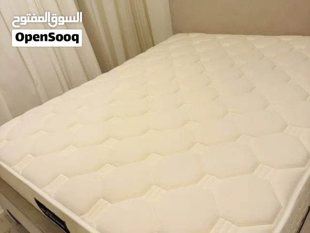 سرير بيج ومرتبة 160/200 جديدين من بان هوم Beige bed and 160/200 mattress