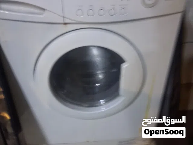غسالة سامسونج 7 كيلو اوتوماتيك بحاله جيده بحتجه لصيانة البيل وعمود التوازن لون ابيض