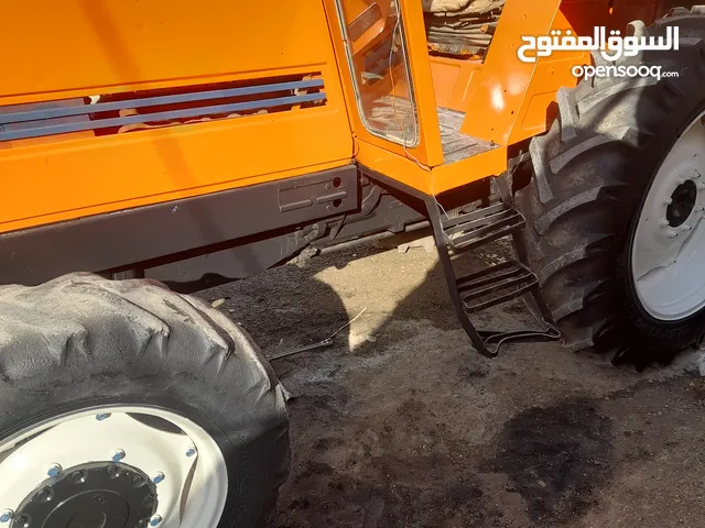 تركتر او جرار زراعي فيت سته سلندر شغال ما شاء الله ركب واشتغل طبعا دفع رباعي