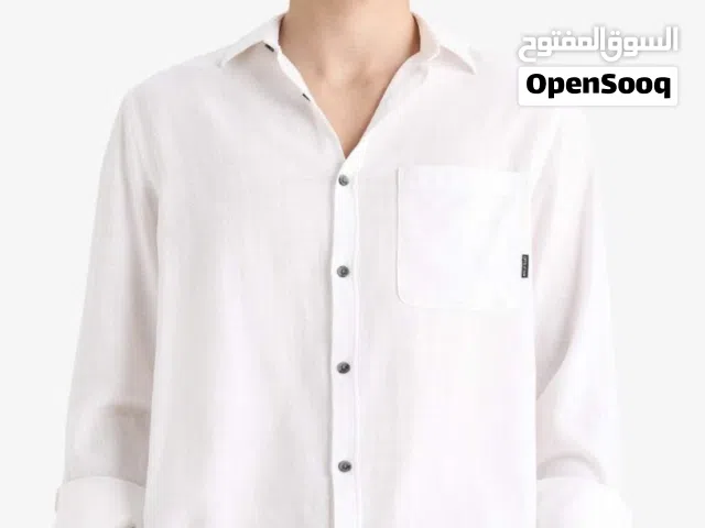 غميص رجالي بقصة عادية من القطن 100%. يتميز بياقة عادية وأكمام طويلة.