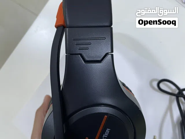 سماعة اصلية مستخدمه مره واحدة فيها زر ميوت وغير ميوت وفيها led تشبك على كل شيء تقريبا بلون الاسود