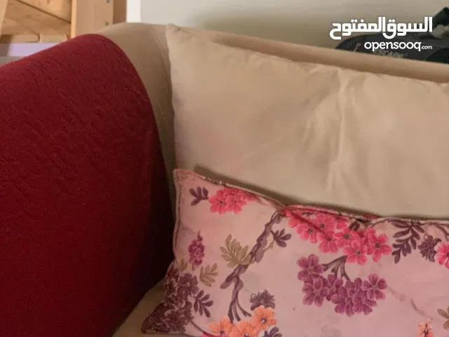 طقم كنب للبيع حجم الدب للبيع بداعي السفر السعر قابل للتفاوض بشئ بسيط للتواصل و شكرا
