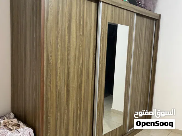 خزانة ملابس أبواب سحب مع مرايا وسطيه شبه جديد البيع بداعي السفر