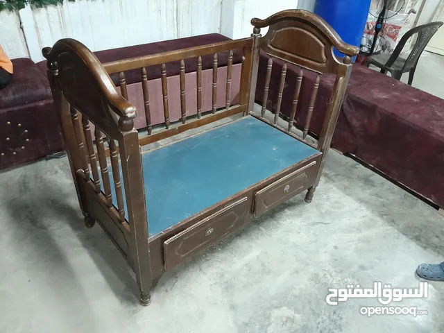 سرير اطفال بدون فرشه للبيع بسعر مغري