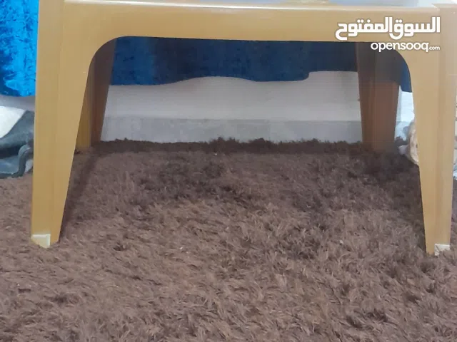 طاولة بنية مستعملة لمدة سنة