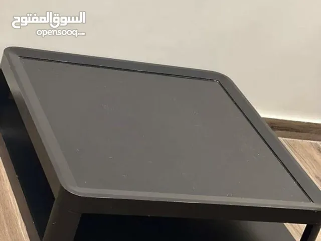 طاولات لون اسود