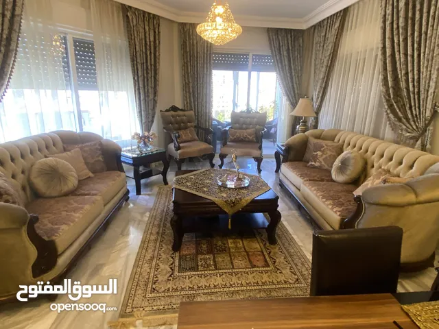 طقم كنب لغرفة الضيوف مستعمل نظيف جدا للبيع مع طاولات وسط 2 جانبية