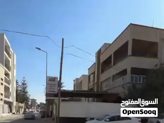 مبنى تجاري واجهتين