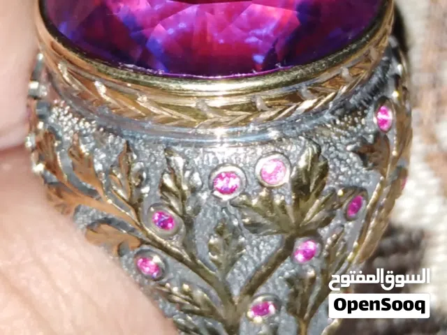 خاتم تحفة من الفضة البحرينية المزخرفة ومرصعة باياقوت
