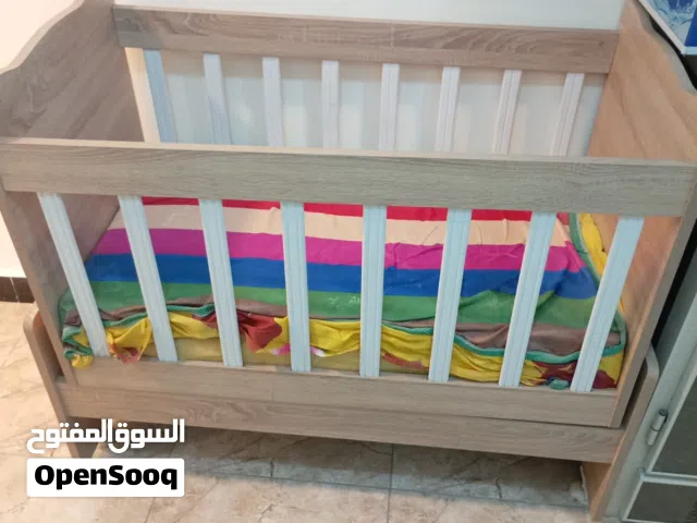 كارون طفل مستخدم اقل الشهر مع مندر