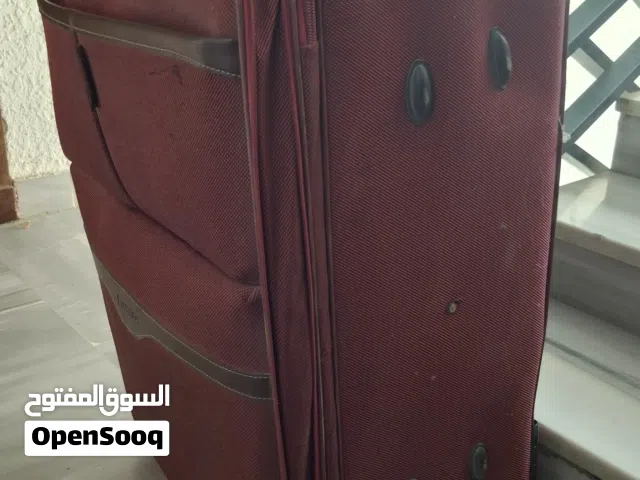 شنتة سفر كبيرة فيها فرط بزاوية واحدة ما بتأثر علاستخدام "علأكيد" حجم كبير و عملية جدا و قوية