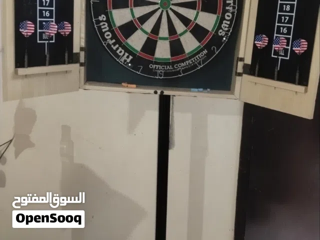 لوحة دارتس (أسهم) احترافية ماركة Harrows مع الحامل الخشبي والأسهم – بحالة ممتازة