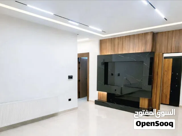 شقه فارغه للايجار السنوي في اجمل مناطق عمان الغربيه الجاردنز قرب سوق شاكر