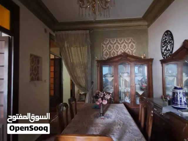 كليوباترا الحمامات مابين البحر والترام علي الشارع الرئيسي مباشرة