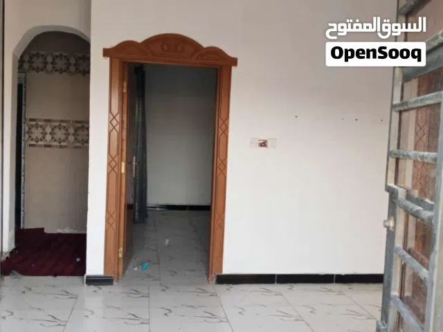 شقة للايجار طابق ثاني ودرج خارجي وشارع تبليط منطقة هادئه