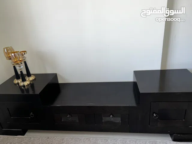 بوفيه ومزنون خشب زان مرتب وتقيل تفصيل  ومحلي لون اسود على بني تقريبا .. بحالة ممتازة شبه جديد