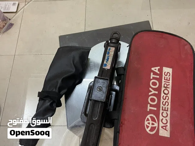 رافعة ( عفريتة ) بريفيا اصلية حق شركة تويوتا مع شنطة عدة تويوتا مع مفتاح كفر