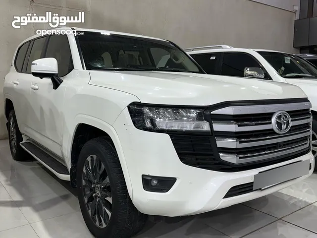 لاندكروزر موديل 22 موضحة بالصور بيهة ضربة بالجاملغ الامامي كلش خفيفة