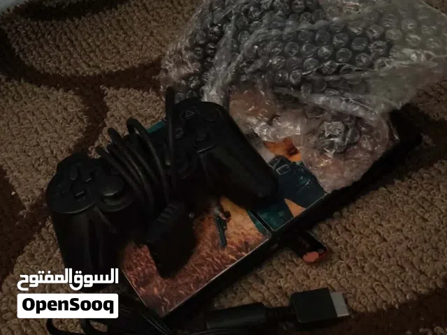 بلاستيشن2 مهكر فيه تقريبآ 10 العاب معه زوز ادين وجميع ملحقاتها  ..ملحقاتها كلهم جديده