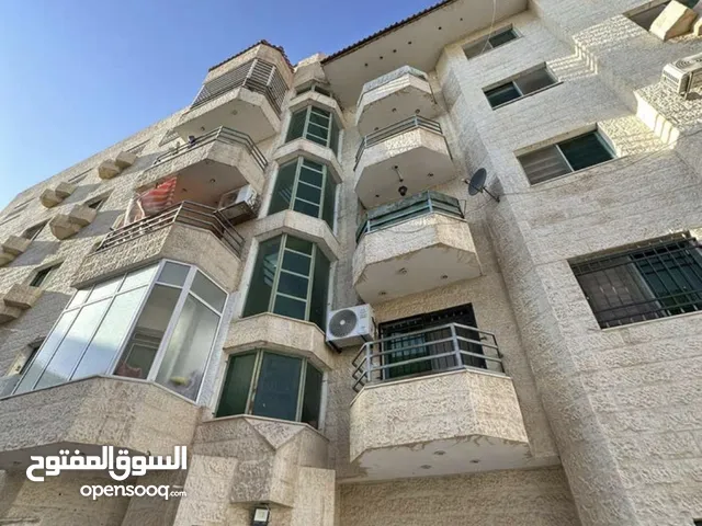 شقه للبيع حي الضباط 108 متر بعمارة الصباغ الطابق 2 من جهة مدخل العماره
