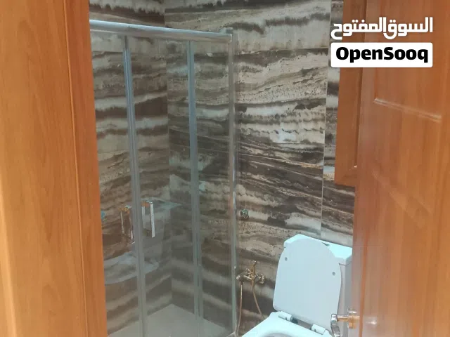 موجود شقه ايجار في السراج شارع البغدادي بالقرب من جميع الخدامات .الدور التاني .حجرتان ومربوعه وصاله
