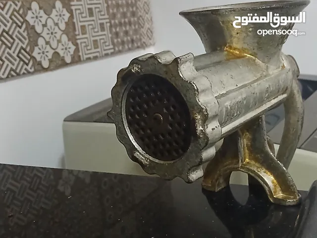 السلام عليكم يوجد ماكينة فرم أصليه ليها عندي قريب 35 عام