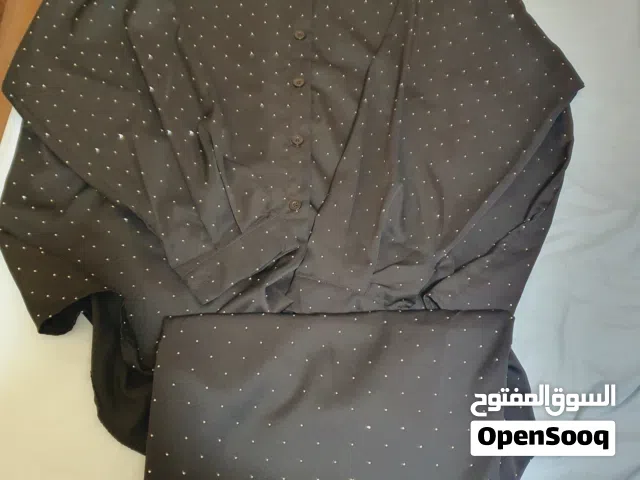 طقم أسود رسمي أو كاجوال نسائي