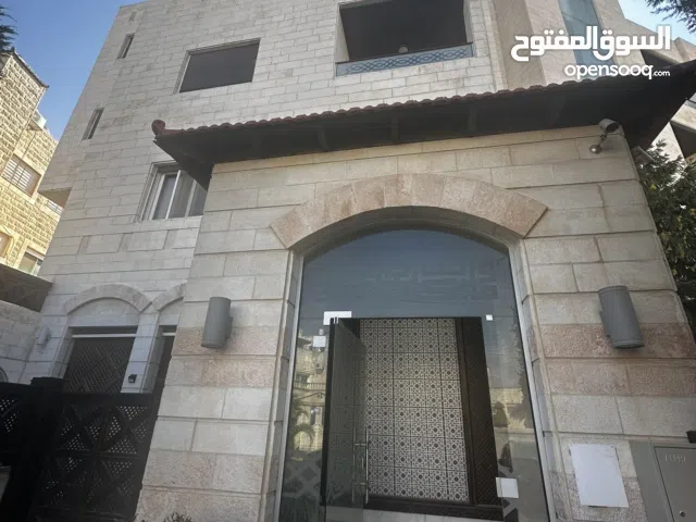 شقة مفروشة للايجار من المالك مباشرة في  الجبيهة مع اطلالة ،متوفر طابق اول و ثالث التشطيبات سوبر