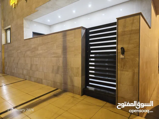 شقة ديلوكس في الحارثية المحامين قرب شارع الكندي طابق ارضي تصلح مكاتب او شركات .. مكيفه وشامل الخدمات