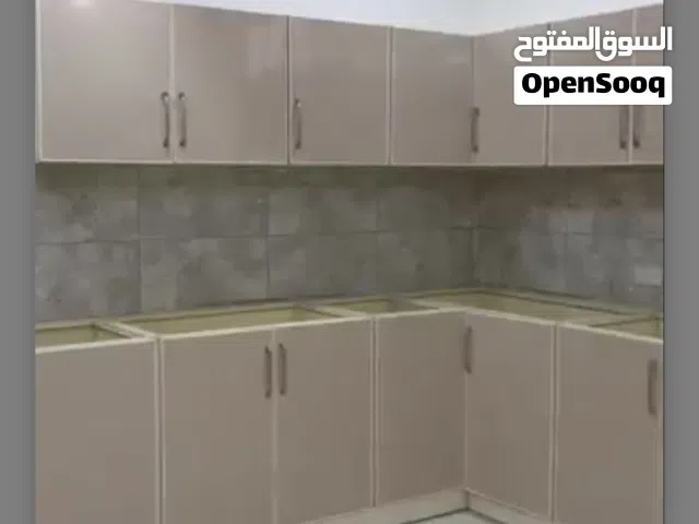 كاونترات مطبخ كامل شكل L مع رخام نظيف من الصراف سعره الاصلي 1600 للبيع