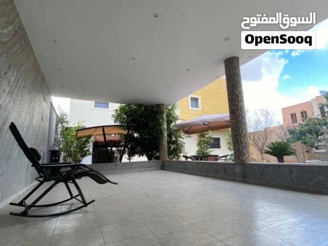 منزال متكون من دورين والملحق على ارض بروحه مساحة اجمالي الارض640م ومسقوف الدورين 400 م والملحق 80م